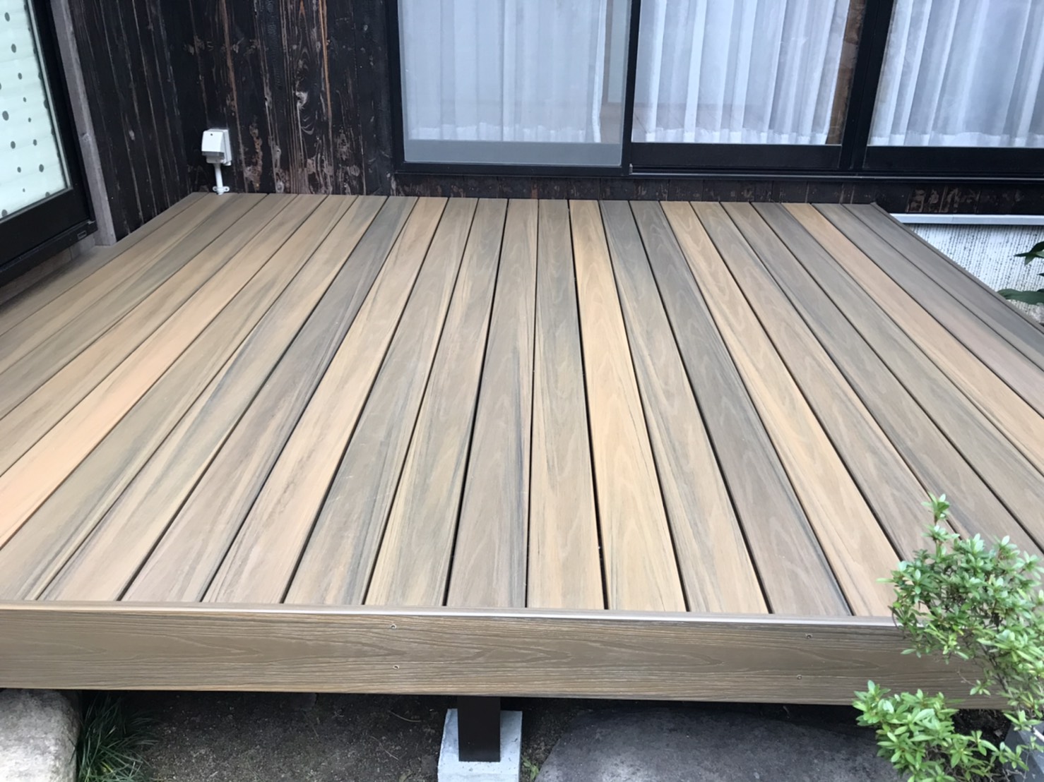 雰囲気の違うウッドデッキ